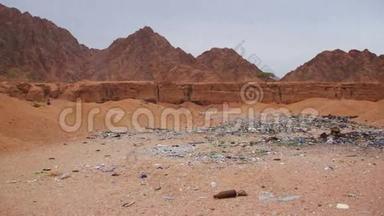 埃及沙漠里的垃圾